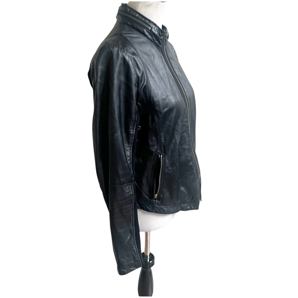 Chaqueta de motociclista de cuero genuino Rezrekshn para mujer talla grande negra de Esther Chen Foto 3 de 4