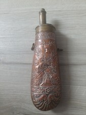 Ancienne Poire à Poudre En Cuivre - Décor Militaria - Canons Et Fusils