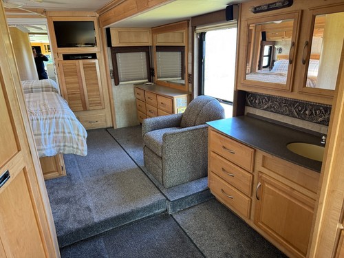 2006 FLEETWOOD DISCOVERY 39FT FULL SLIDE OUT CAT 330HP AUTO 33K MLS ONAN GEN - Picture 13 of 24