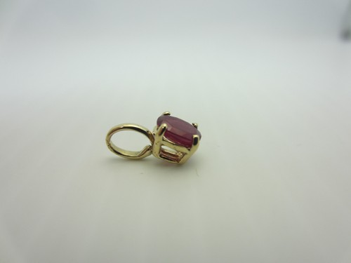 Colgante Solitaire De Rubí De 0.62 Ct En Oro Amarillo De 14K Pequeño - Imagen 4 de 11