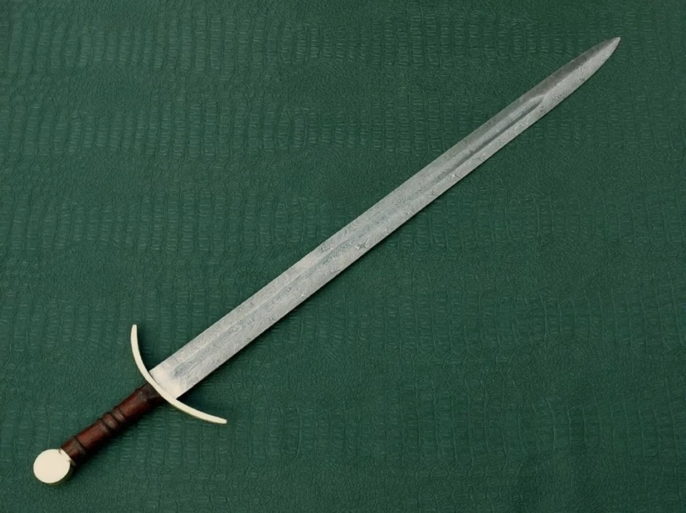 Hand Forged Medieval Knight Templar Damascus Blade Sword with Leather Sheath. - Image 2 of 4