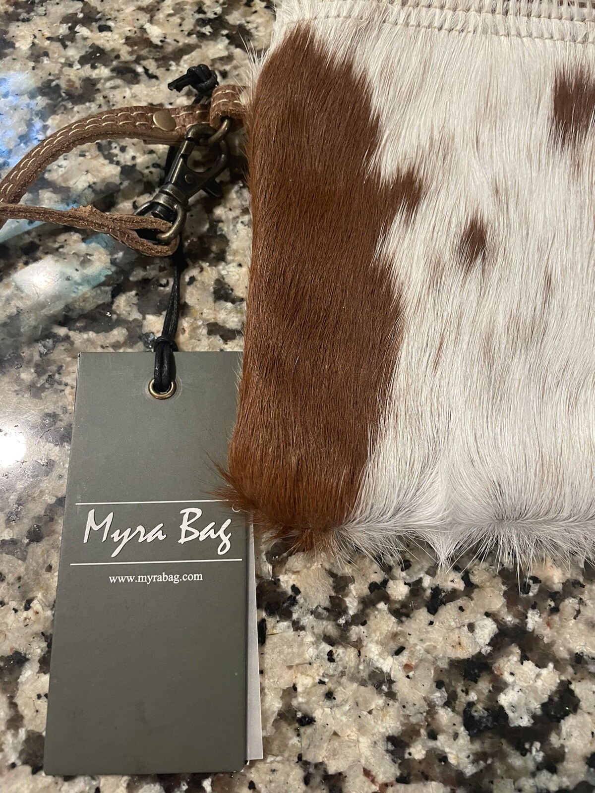 Borsa Myra nuova con etichette in pelle e peli di pony marrone e bianca stampa mucca