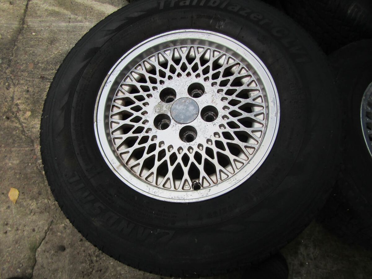 Jeep Cherokee XJ Pre-Facelift alloy wheel set with 225 75 Jeep Cherokee XJ Pre-Facelift alloy wheel set with 225 75