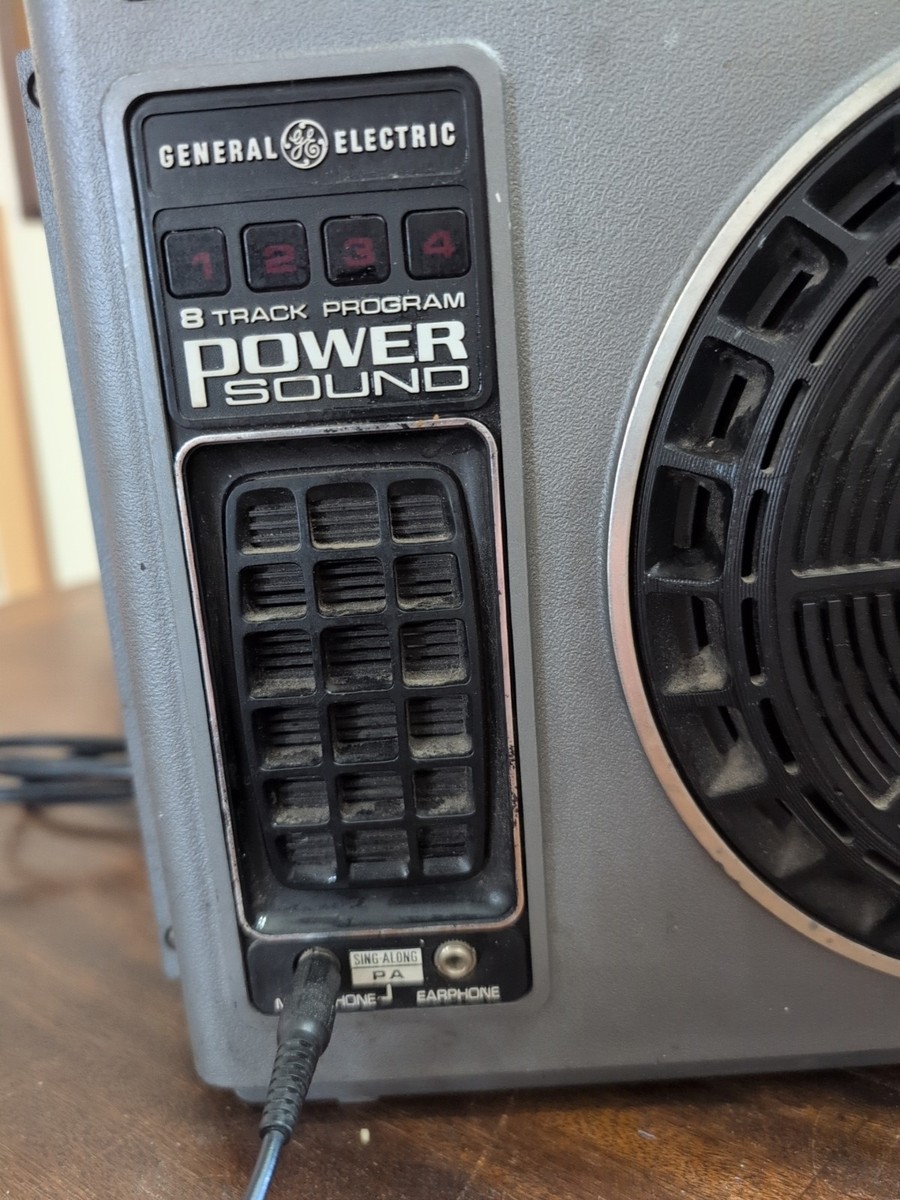 Radio De Vintage Et Lecteur De Cassettes Sur Le Fond De Couleur Image