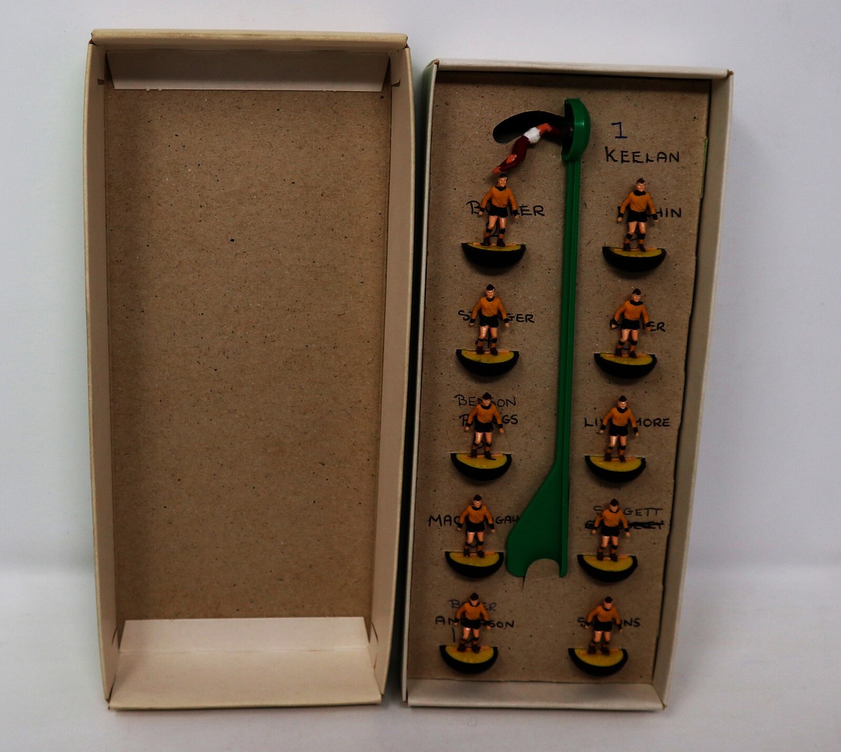 VINTAGE SUBBUTEO THE FOOTBALL GAME TABLE SOCCER 00 SCALE PLAYERS