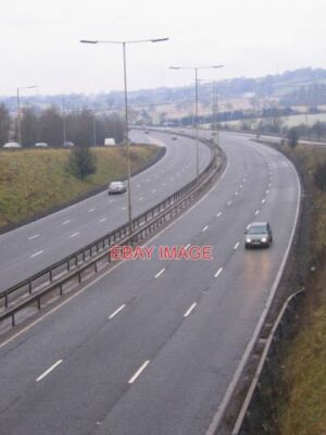 FOTO M5 AUTOBAHN NORDWÄRTS VON DER AUSFAHRT 4 INSEL AUFGENOMMEN AUF EINER KALTEN FROSTIGEN MISE