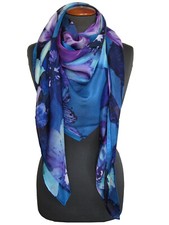 XXL ca. 132x132cm zartes SEIDENTUCH HANDROLLIERT künstlerisch florales DESIGN