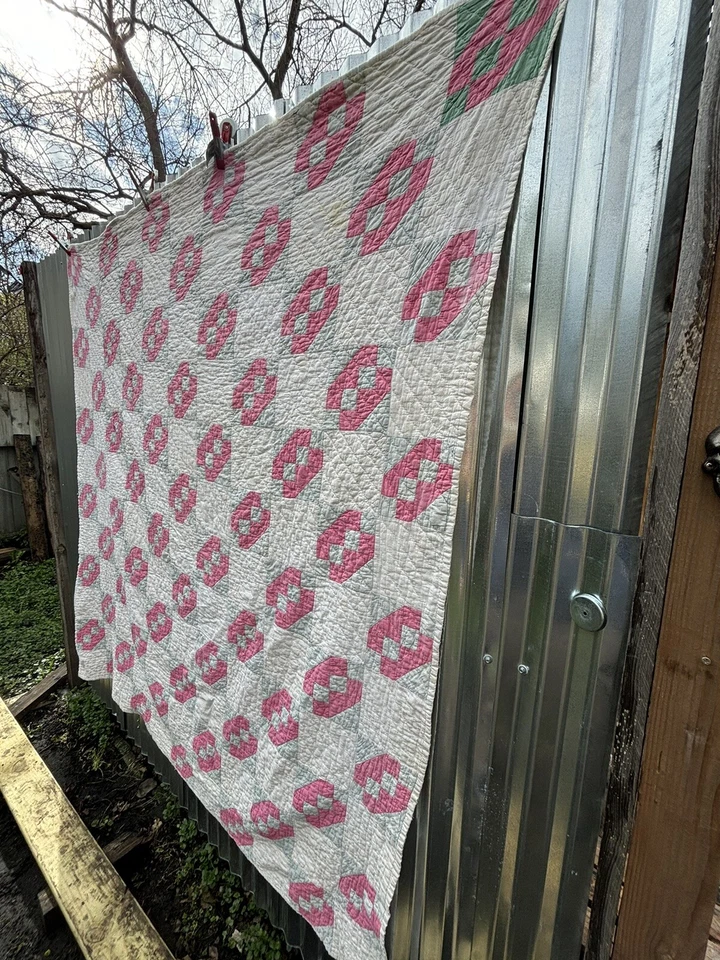 Antiguo edredón de escalera Jacobs acolchado a mano de los años 20 78x70 retazos blancos rosa completo Foto 4 de 4