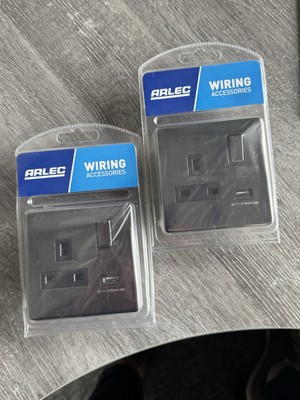 2 x Schraubenlose Schwarz Nickel Schwarz Chrom 13Amp Schaltsteckdose mit USB Ladegerät