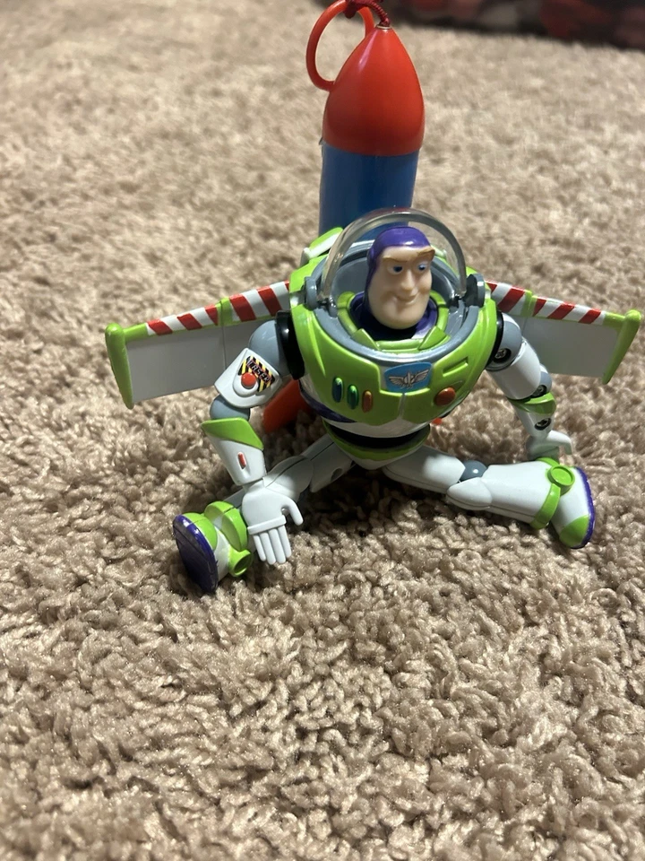 Figura de acción Thinkway Toys Buzz Lightyear “The Big One” Flying Rocket Pixar Foto 2 de 4