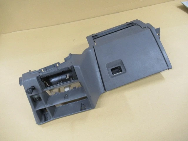 Tapicería inferior del salpicadero Ford Sierra P100, con guantera, en color gris. Foto 2 de 4