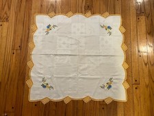 VTG Embroidered Floral Pattern Eyelet Lace Trim Square Table Linen Tablecloth