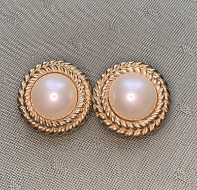 Vtg Ciner Signed Gold Tone Button Clip On Earrings W/Faux Pearl & Rope Border