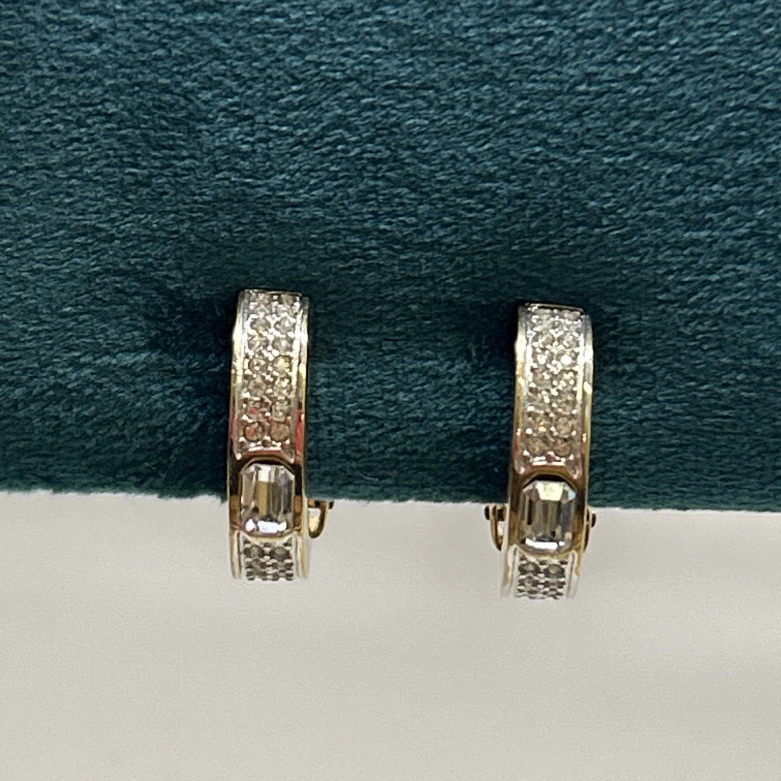 Boucle D’oreille vintage fantaisie Doré Avec Pierre Blanc Strass Blanc  Clips