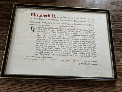 RAF Kommission Zertifikat 1966 handsigniert Elizabeth R II Pilot Offizier Rahmen 