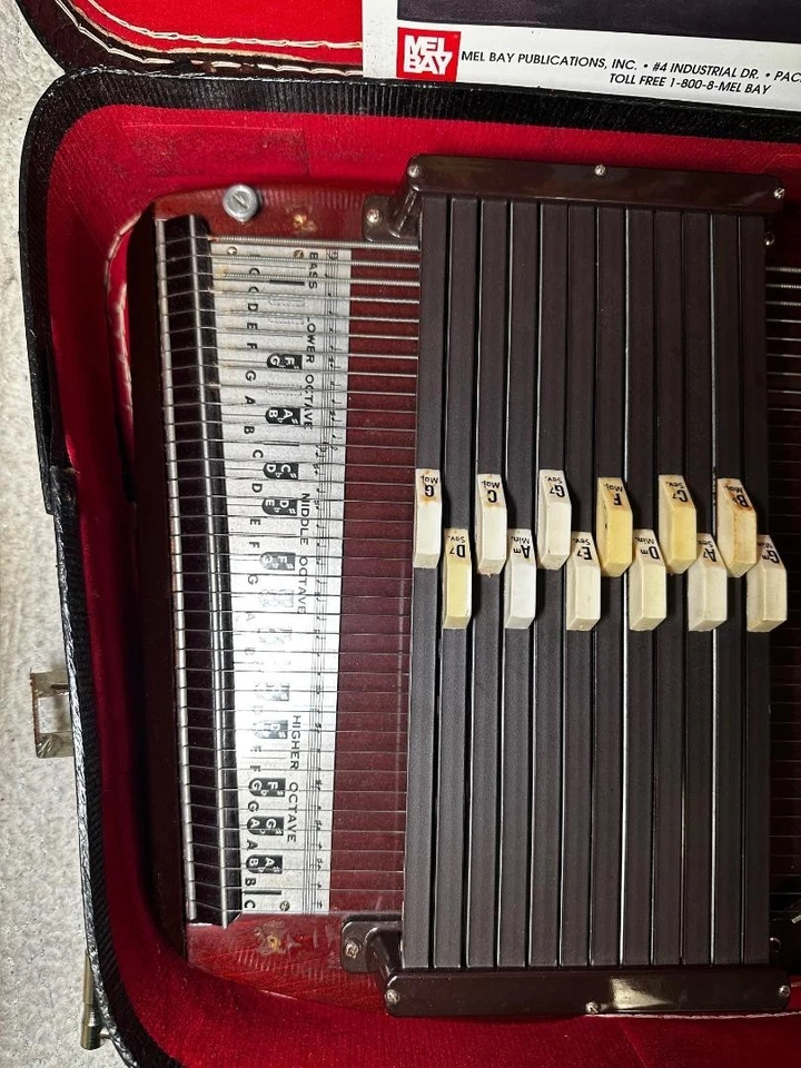 ChromaHarp 15-Chord Autoharp w/ Case - Image 3 of 4
