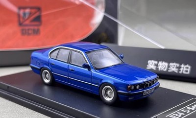 DCM 1:64 Blue E34 5-Series Sedan Classic Sports Model Diecast Display Car