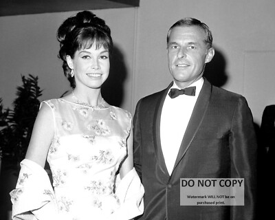 MARY TYLER MOORE AND GRANT TINKER AT THE 1966 EMMY AWARDS - 8X10 PHOTO (ZY-796)