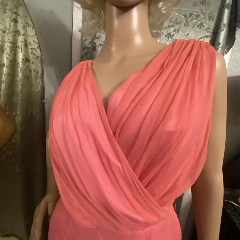 热卖 粉色 Lilli 钻石连衣裙 复古前后褶皱 绉织面料 — 第 3/4 张图片