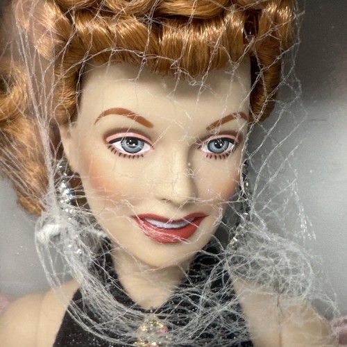 I Love Lucy Franklin Mint Vinyl Portrait Doll In Charm School Outfit NRFB - Picture 2 of 3