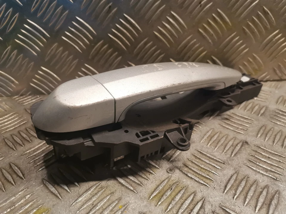 Tirador exterior puerta trasera derecha bmw 1 e87 120 i Foto 3 de 4