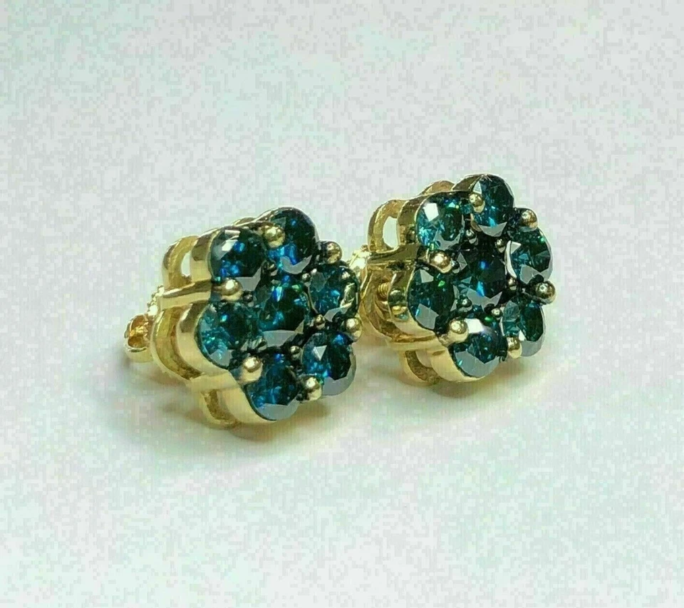 Pendiente con racimo de flores de diamantes azules creado en laboratorio de 2 quilates enchapado en oro amarillo de 14 quilates Foto 2 de 4