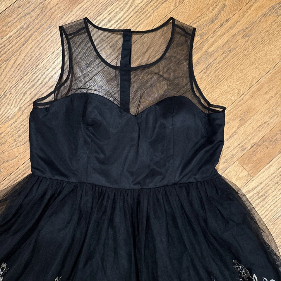 黑色 Geade ModCloth 薄纱连衣裙带金色和银色刺绣 1x 大码 — 第 3/4 张图片