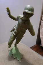 Louis Marx MCMLXIII Military soldier grenade toss Figure Running Giant 1963 5  