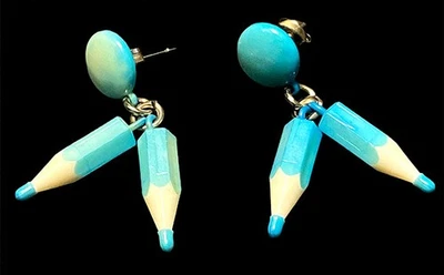 BOUCLES D'OREILLES TURQUOISE PLASTIQUE PETITS CRAYONS JAMAIS PORTÉES - Photo 1/3