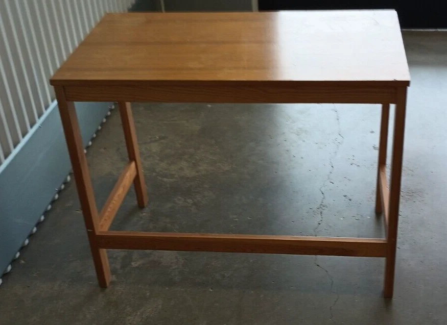 Escritorio pequeño de pino IKEA años 70 27,5 Ht x 35 L x 20 W mesa de TV de entrada ligera Foto 3 de 4