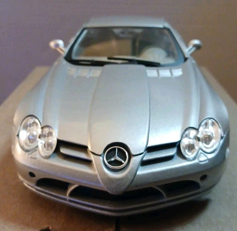 Modelo diecast escala 1:18 MAISTO MERCEDES-BENZ SLR MCLAREN Foto 2 de 4