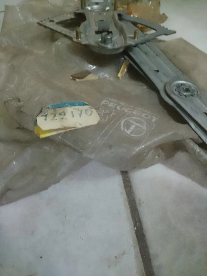 peugeot 205 window regulator genuine 9221.70 INCOMPLETE - Image 2 of 3
