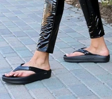 Oofos OOlala Luxe Sandal Women’s Size 9 Recovery Thong Slide Black Sporty