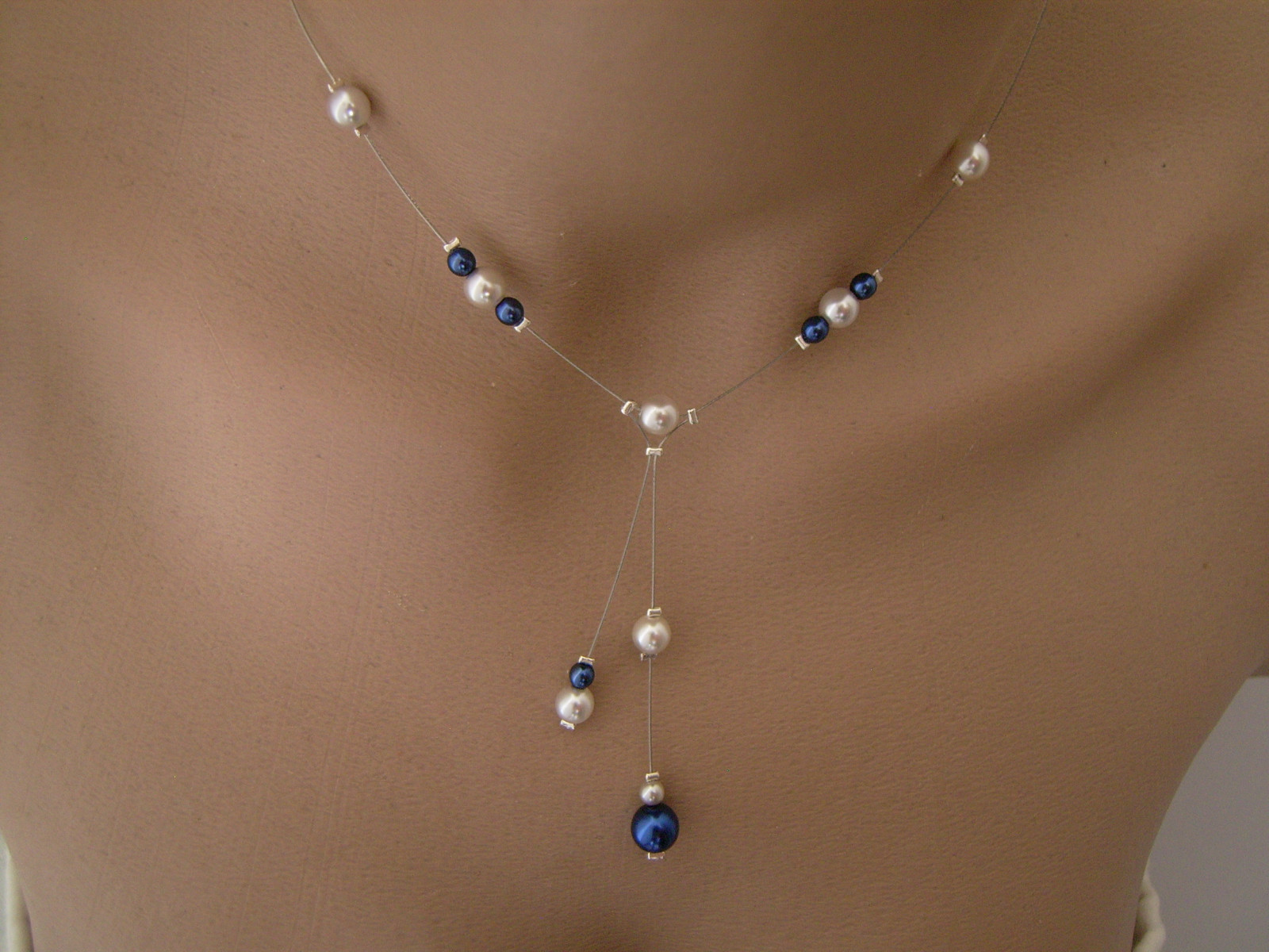 Collier perle bleu roi discret pour éviter les décolletés vides en fête