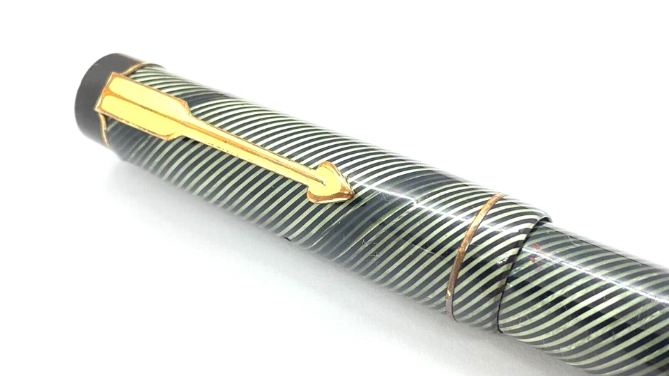 PLUMA ESTILOGRÁFICA SEGURIDAD NACIONAL VINTAGE EN LÍNEAS DIAGONALES VERDES 14K MEDIANA NUEVA EN CAJA Foto 2 de 4