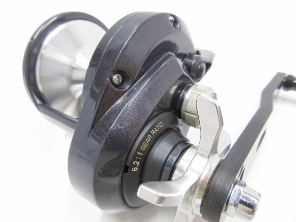 Shimano Torium 20Hg-L Carbon Power Handle Knob Between The Shimano Torium 20Hg-L Carbon Power Handle Knob Between The
