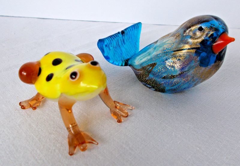VINTAGE ART GLASS FIGURINES BLUE BIRD INFUSED WITH GOLD AND YELLOW SPOTTED FROG