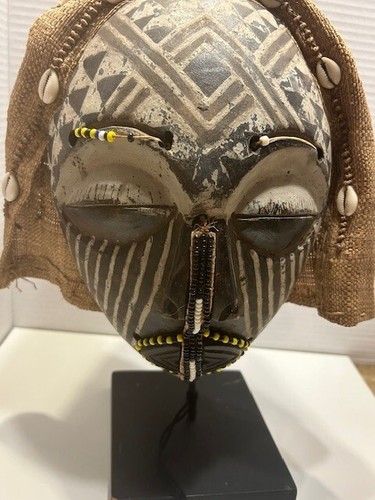 Vintage Kuba Kingdom Kongo Ngaady A Mwaash weibliche Maske Kuba Tuch Handel Perlen