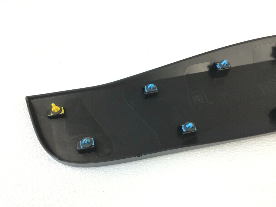 Chevrolet Traverse 2018-2021 puerta trasera lado del conductor negro moldura inferior OEM Foto 4 de 4