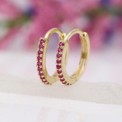 Kleine Creolen massiv 14k Gelbgold Huggie mit roten Steinen