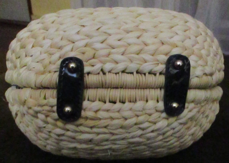 CHIC WOVEN STRAW CRESCENT HANDBAG WITH TURNLOCK, BOHO, NICE! - Image 3 of 4