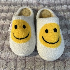 Smiley Face Women Cozy Slippers Size Large  9-10 . New
