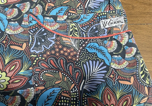 UA Scrub Top Women’s Medium Colorful Floral Print Pockets Medical Uniform Tech - Picture 4 of 7