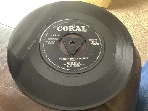 BUDDY HOLLY - IT DOESN’T MATTER/RAINING IN MY HEART - UK CORAL 1958