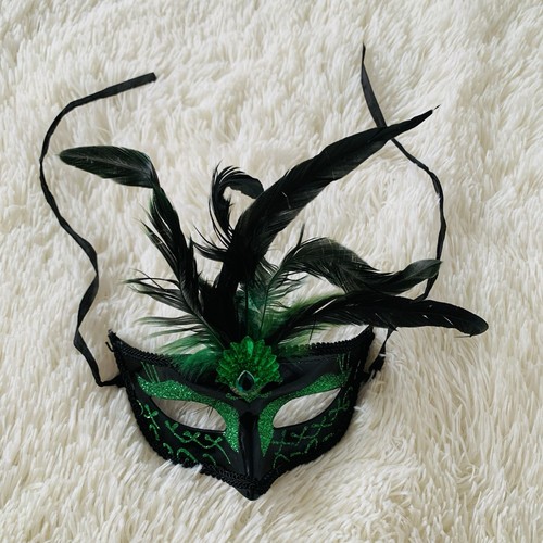 Elegant Green and Black Feathered Masquerade Eye Mask - Picture 3 of 3