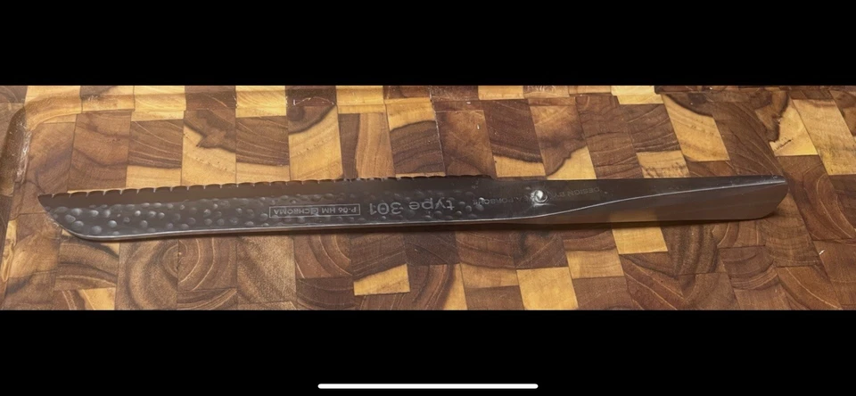 Cuchillo para pan Chroma tipo 301 8,5”, festoneado (P06-HM) diseño Porsche - martillado Foto 2 de 2