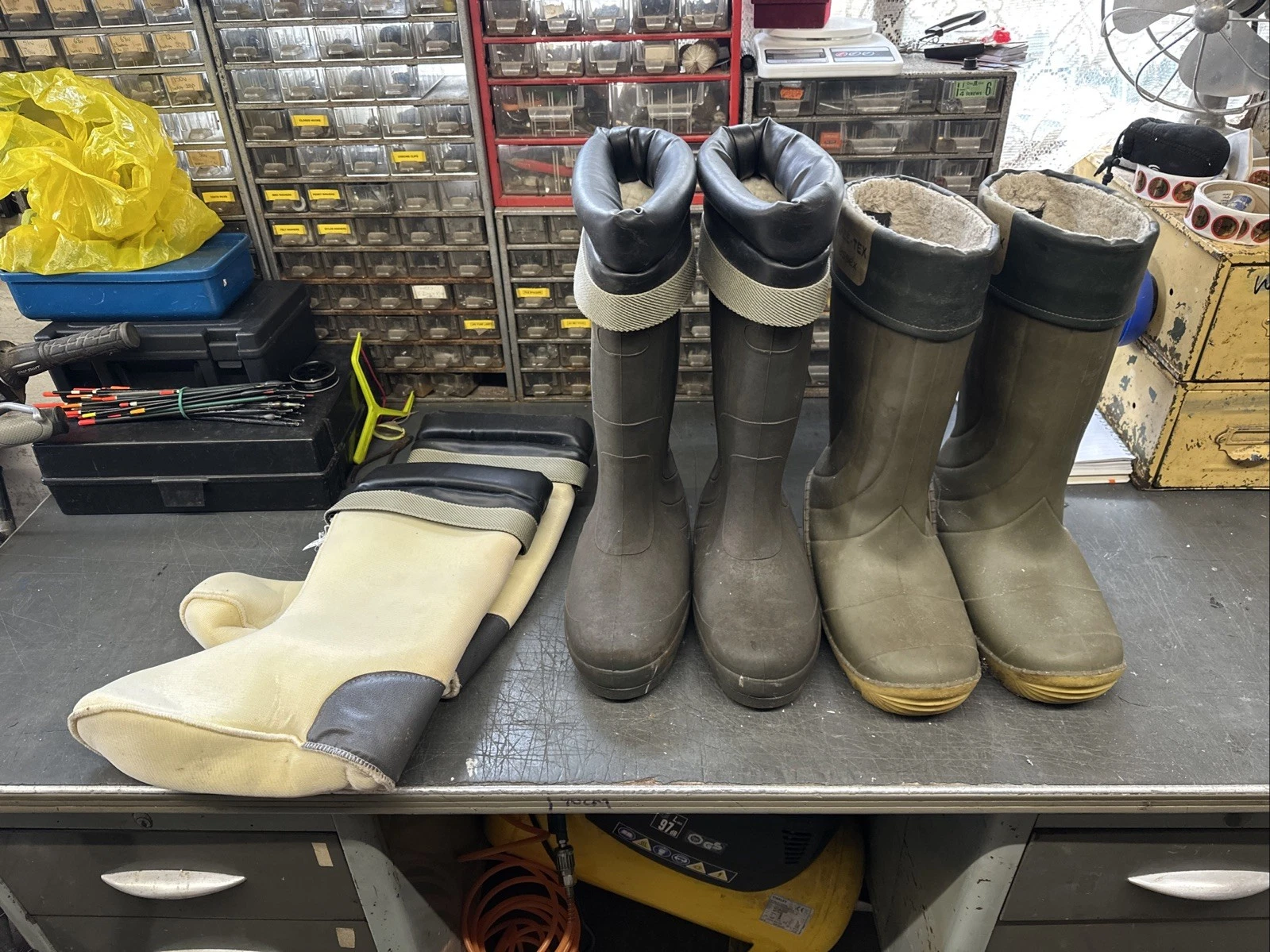 2 PAIRS THERMAL INSULATED FISHING WELLIES INC SKEETEX SIZE 10 PLUS SPARE INSERTS