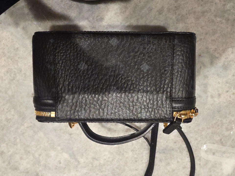 Good quality MCM 2way vanity bag shoulder bag leather  100% authentic - Image 2 of 4