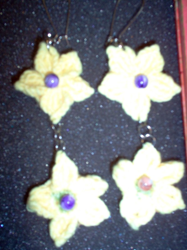 Hand crafted crochet wire earrings, flowers with bead ctr     V