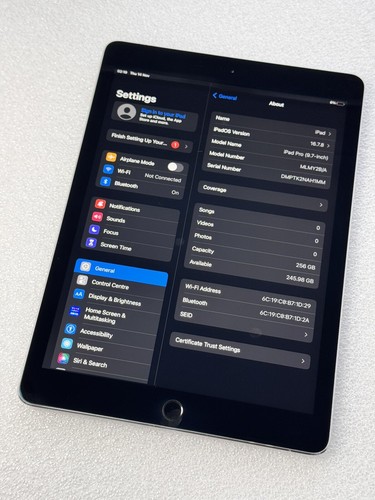 Apple iPad Pro 1st Gen. 256GB, Wi-Fi Only, 9.7 in - Space Grey - ref: 457 - Picture 3 of 7